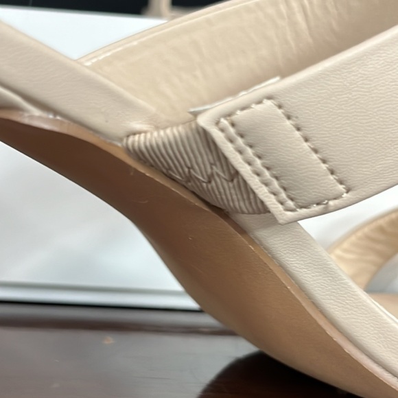 Cushionaire Women’s Prize Dress Sandal - Picture 5 of 10